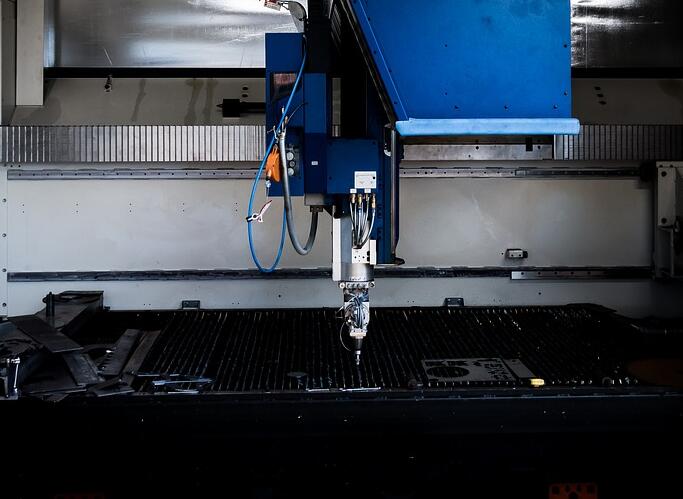 如何區(qū)分二氧化碳激光切割機和光纖激光切割機？