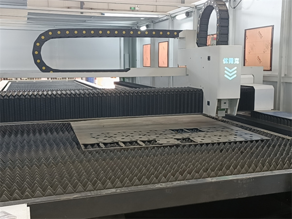 大包圍交換平臺激光切板機1